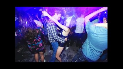 Shahrukh Son Aaryan Khan Caught on Camera with GirlFriends