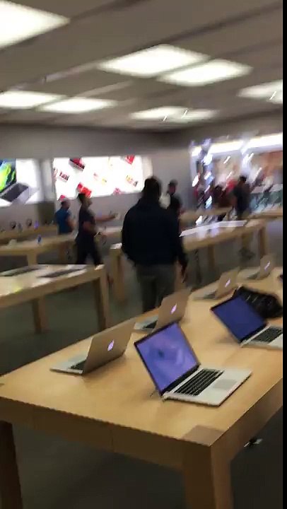 Homem irritado esmaga iPhones e Macs no Apple Store na França