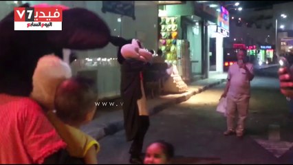 «ميكى ماوس» يرقص على المزمار البلدى لجذب زوار خليج نعمة