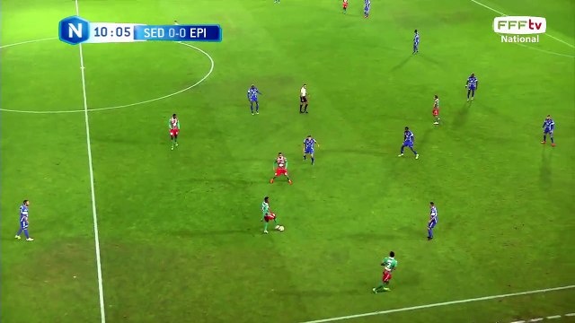 Frappe de Benoit Leroy contrée par un défenseur