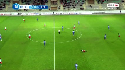 Sangaré reste au sol un instant après avoir pris un coup