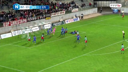 Corner repoussé laborieusement très laborieusement par la défense