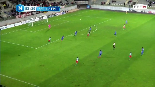 Gros cafouillage à l'entrée de la surface spinalienne, qui amènera un coup franc pour les sedannais