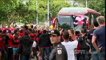 Virou tradição Flamenguistas fazem festa antes do embarque d