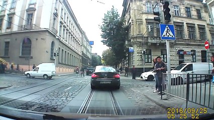 Ce policier Russe n'aime pas les piétons