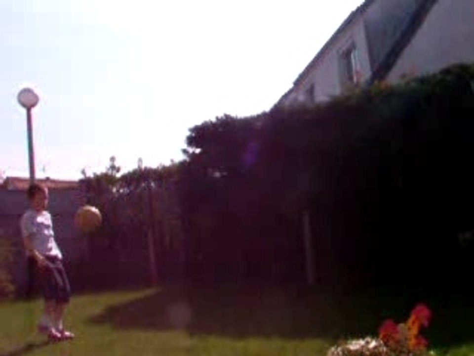 valentin 9 1/2 s'entraine au jonglage