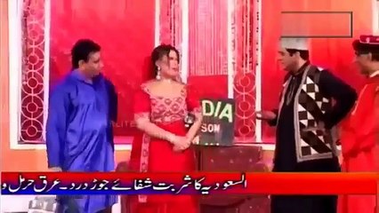 Madiha Shah Ful Garam Chaskay Lete huey Sxy Garam Jokes 2016