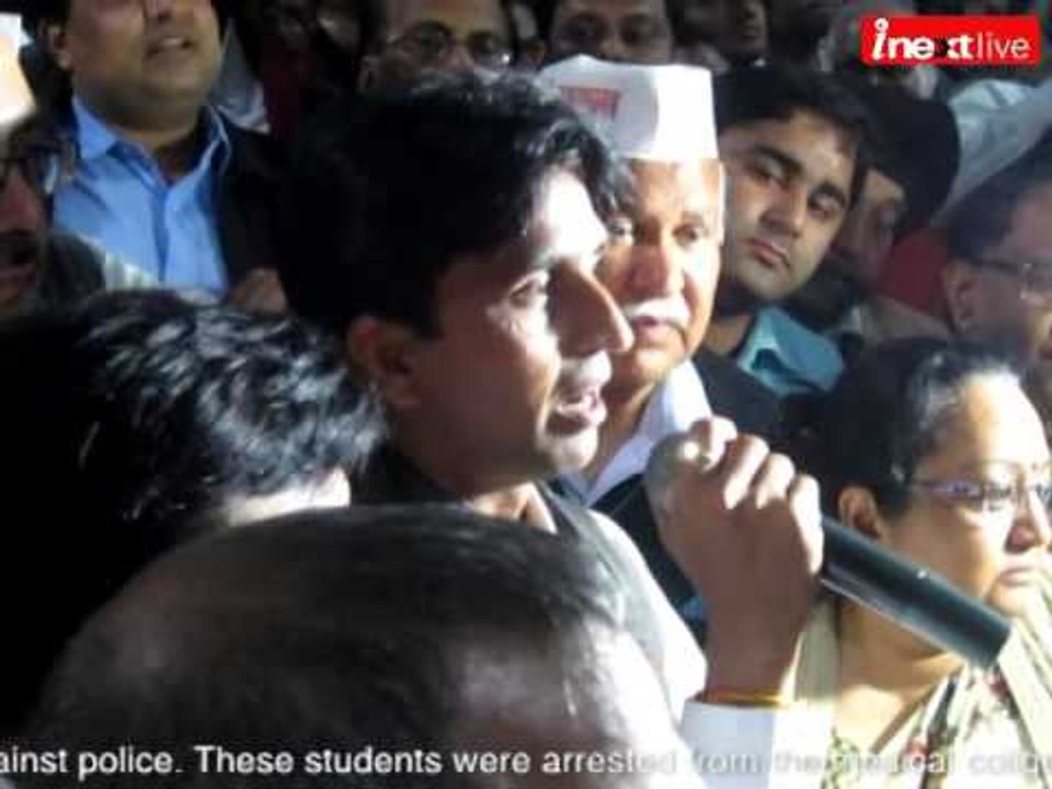 Kumar Vishwas supports doctors stir