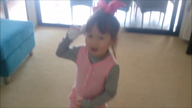 Allo papa, je t'appelle avec ma pine à cheveux! Tu m'entends bien?