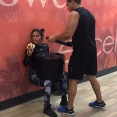 200kg sur les genoux et elle mange sa banane! Tranquille