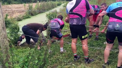 Des cyclistes sauvent un cheval tombé dans un fossé plein de boue