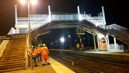 Abbeville: pose d'une nouvelle passerelle à la gare