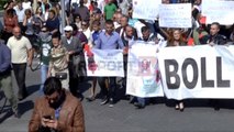 Report TV - ‘Mbetjet’, protesta në Tiranë: Jo plehrave! Të rrëzohet Ligji