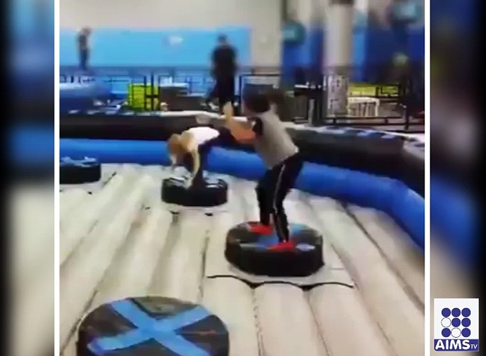 آگے جاتے ہوئے پیچھے بھی دیکھنا ضروری ہوتا ہے ورنہ ایسا ہوتا ہے جیسا اس ویڈیو میں ہوا