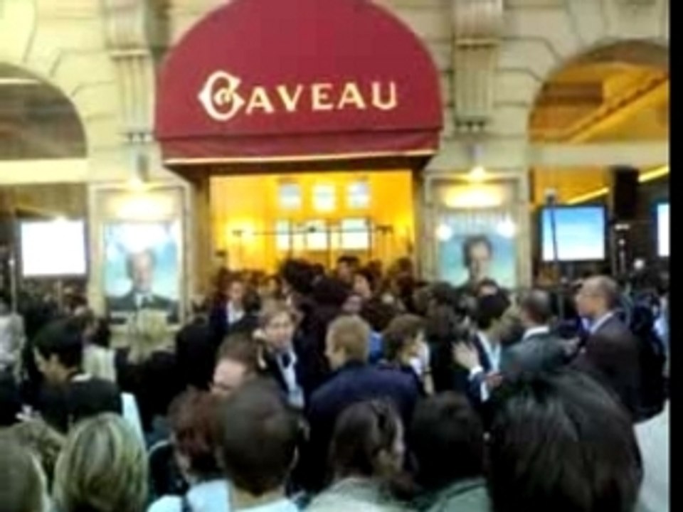 Victoire de Sarkozy (2007)_Ambiance-20h45_ ext salle Gaveau