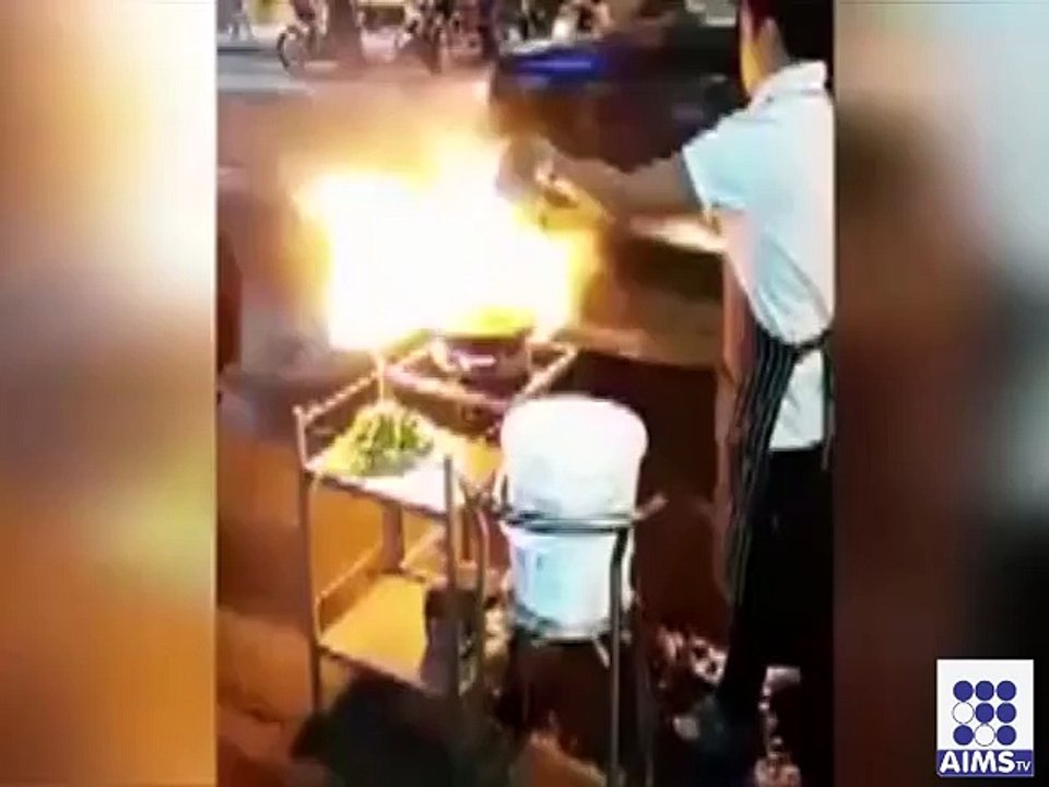 روڈ پار کھانا  کس طرح بھیجا جاتا ہے  داد دیے بغیر آپ بھی نہیں رہ سکیں گے