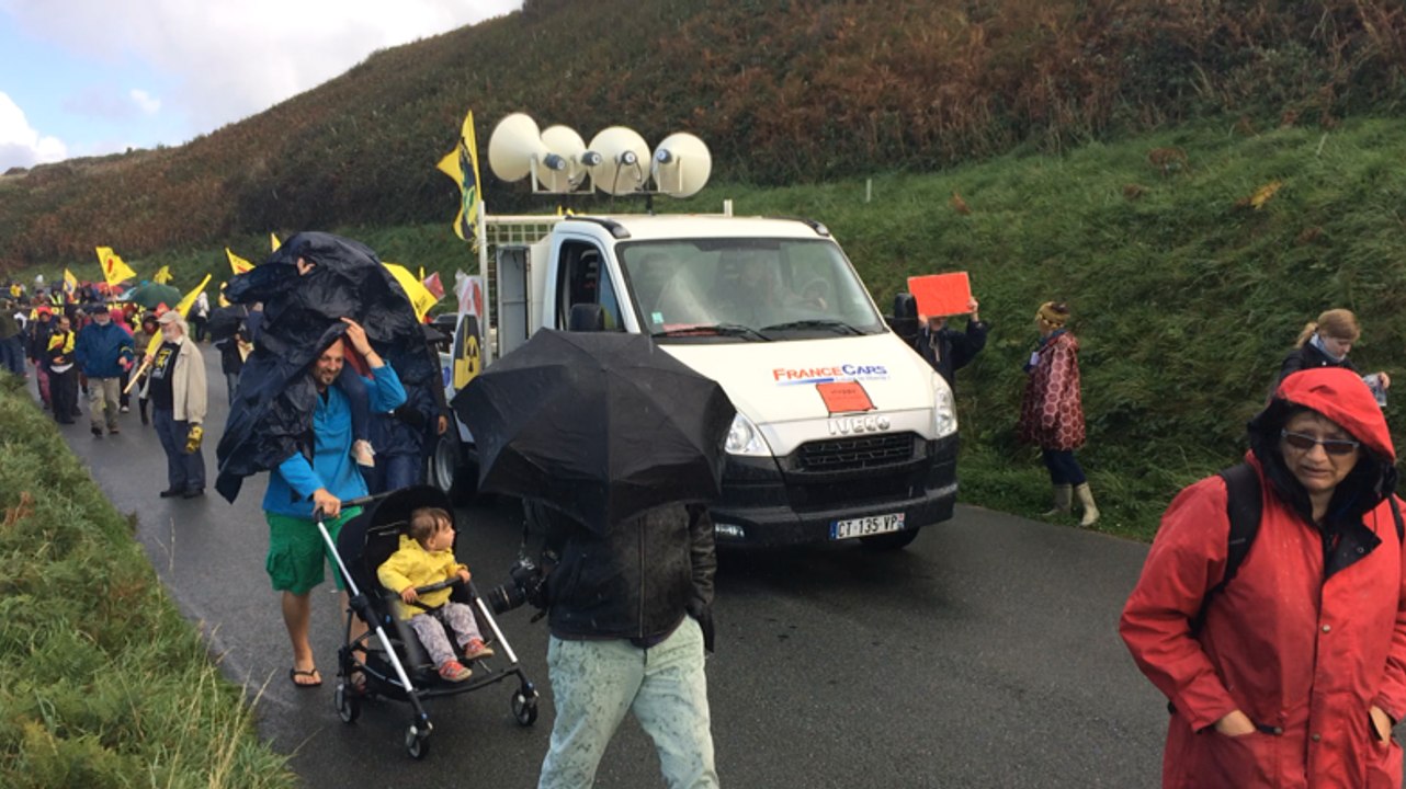 Le cortège antinucléaire avance vers la centrale de Flamanville