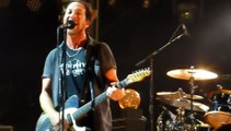 Eddie Vedder, Bir Kadını Taciz Ettiğini Fark Ettiği Seyirciyi Konserinden Kovdu