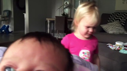 La façon dont se console cette petite fille à chaque fois qu'elle se réveille vous fera fondre de tendresse !