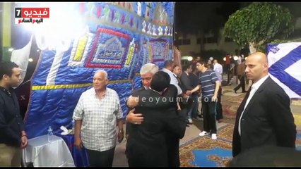 بالفيديو.. حسن حمدى وإكرامى وربيع ياسين فى عزاء نجم الأهلى السابق