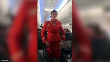 Des supporters de l'équipe de France distraient une hôtesse de l'air!!!