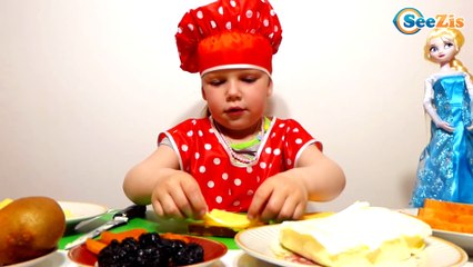 Повар Ника и Принцесса Эльза готовят веселые бутерброды для детей. Frozen Elsa Disney