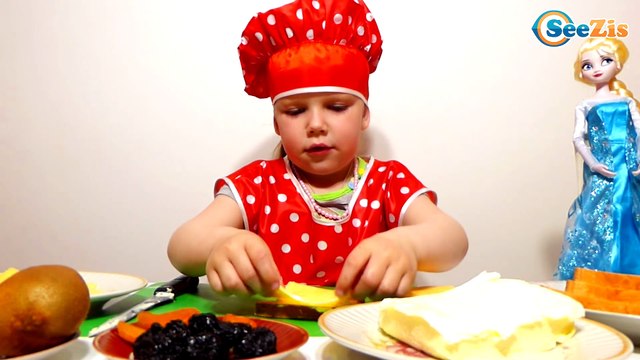 Повар Ника и Принцесса Эльза готовят веселые бутерброды для детей. Frozen Elsa Disney