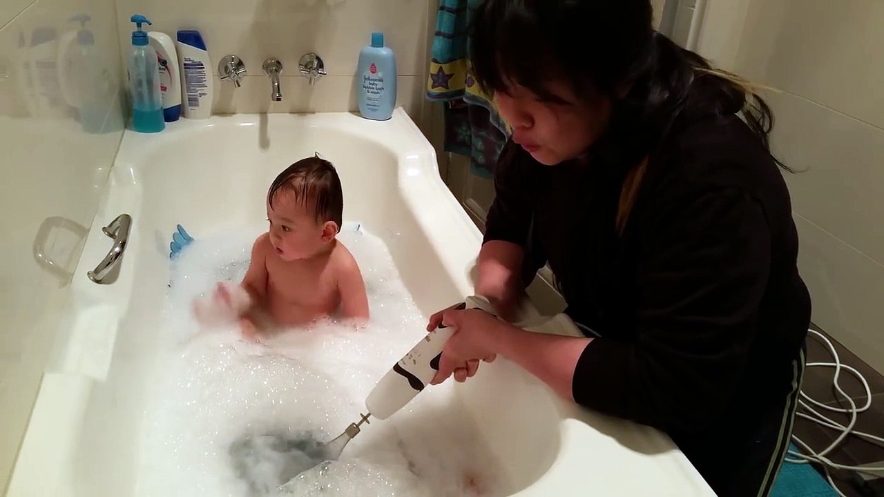 Regardez comment cette maman donne le bain à son bébé et fait mousser l'eau