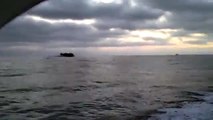 un bateau chassé par un hover craft géant de l'armée