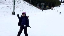 Cette étudiante thaïlandaise ski pour la première fois et ça se voit!