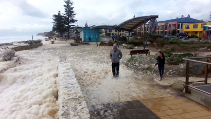 Quand la mer se transforme en tapis de mousse et recouvre toute la cote... Australie