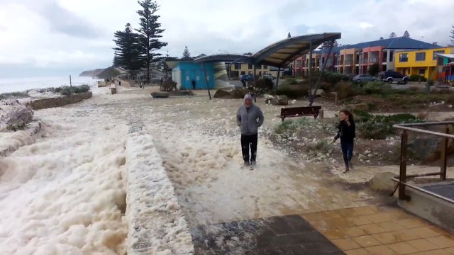 Quand la mer se transforme en tapis de mousse et recouvre toute la cote... Australie