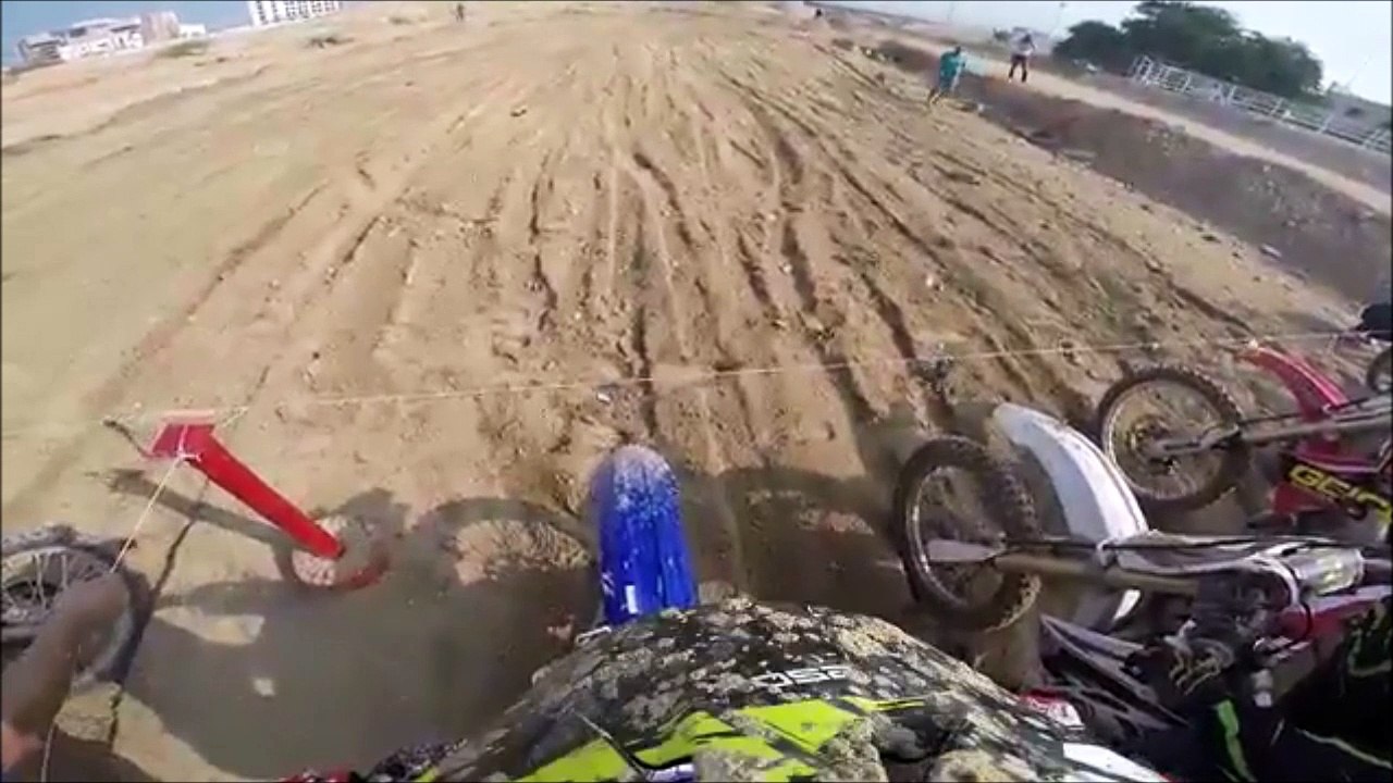 Grosse chute au départ de cette course de motocross