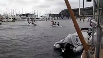 Bataille d'eau entre 4 zodiacs dans un port!