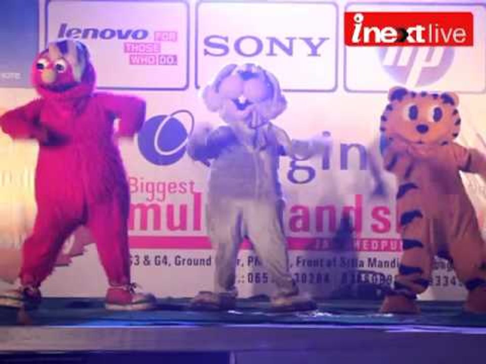 Mickey Mouse dancing on Dhink Chika