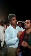 Video herunterladen: PTI supporters teasing Geos reporter by asking how many people were there in Rally