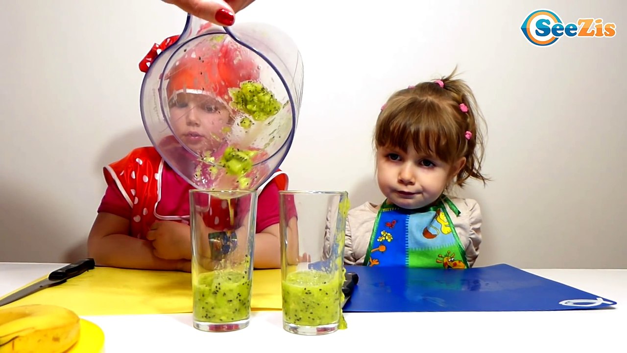 Куклы Барби и Штеффи с Поваром Никой готовят десерт - Фруктовый Светофор. Видео для детей