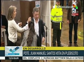 Presidente colombiano acude a votar en el plebiscito por la paz