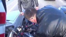 Mais pourquoi ce débile a ouvert sa portière en plein bouchon?? Bim dans la moto