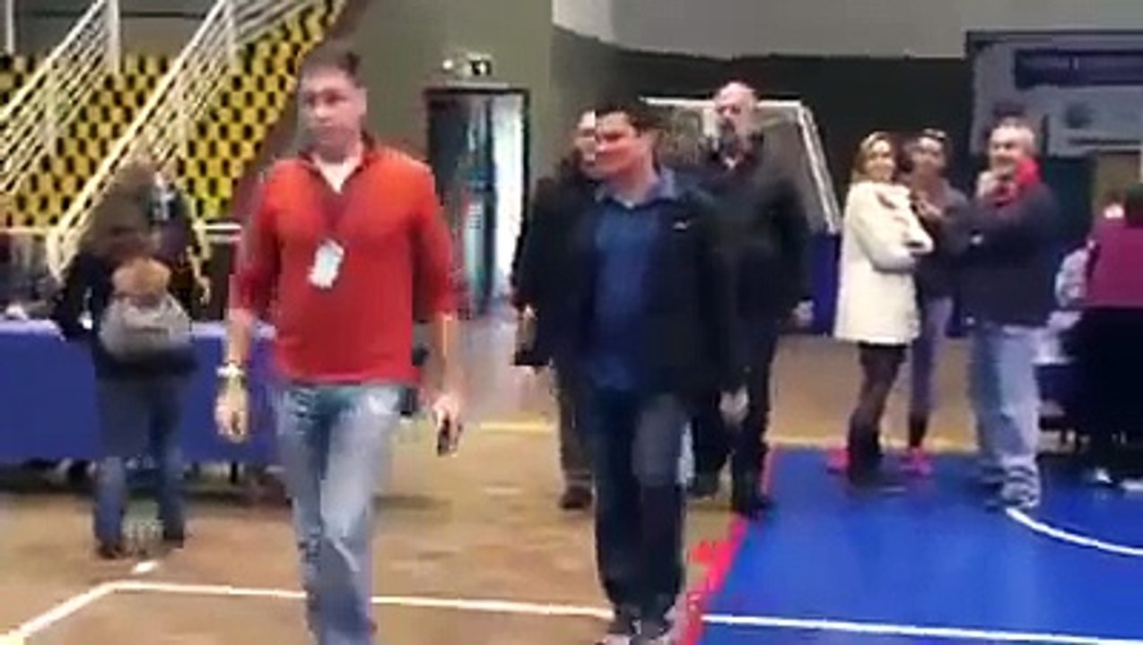 Juiz Sergio Moro é aplaudido ao votar em Curitiba