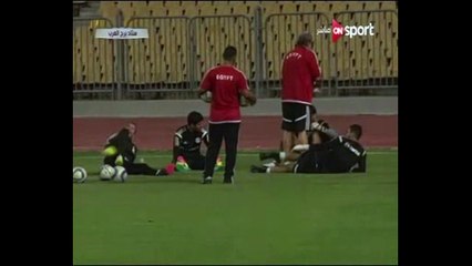 أحمد الشناوى يمازح زملائه فى المنتخب بإشارات بذيئة