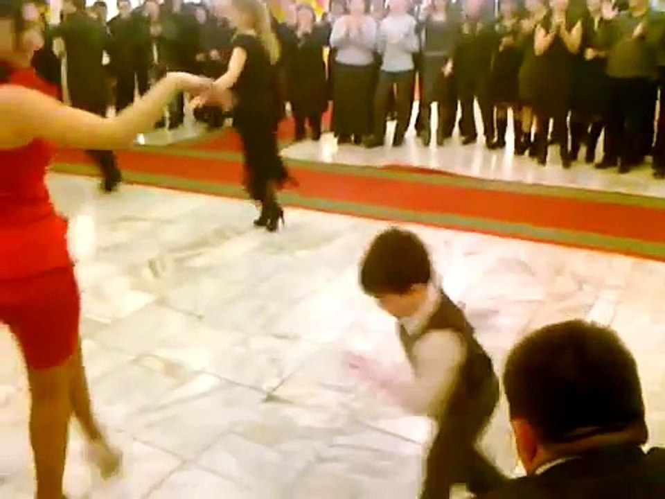 Lors d'un mariage, un garçon de 7 ans invite une femme à danser et conquiert la piste de danse