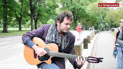 New-York. Mathieu Chedid improvise un petit concert plein Central Park