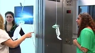 scherzo in ascensore donna scoreggiona