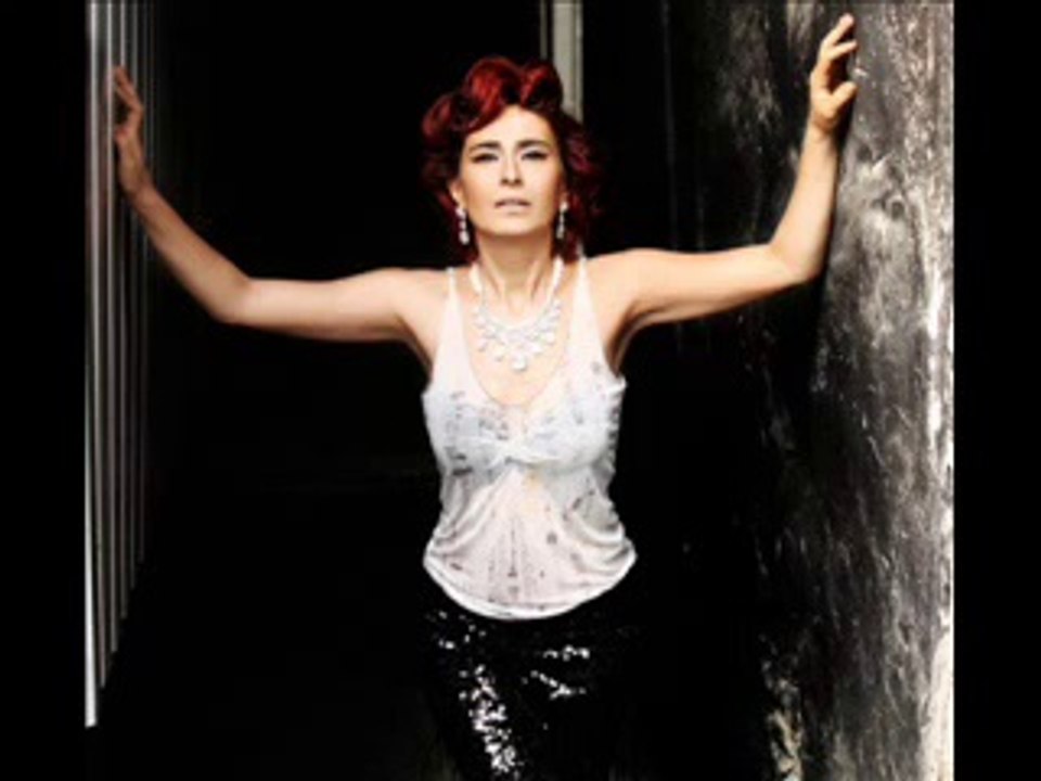 Deli gönlüm sevme aman  Onun aşkı yalan, yalan  Sever gider, ağlar sevdan  Yaralandın yine aman