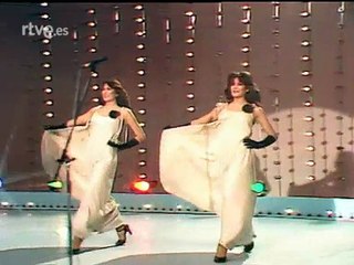 Angie y Helga Las Gemelas Fantásticas - You Keep me Hangin On - Dirty old man