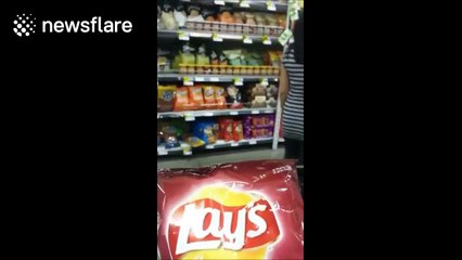 Son annoys mom with puns while she's grocery shopping