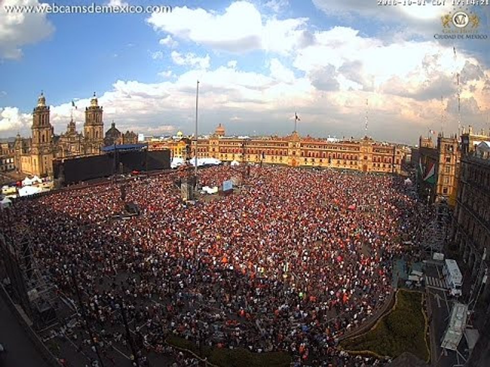 Mexico City Square Fills for Roger Waters Concert
