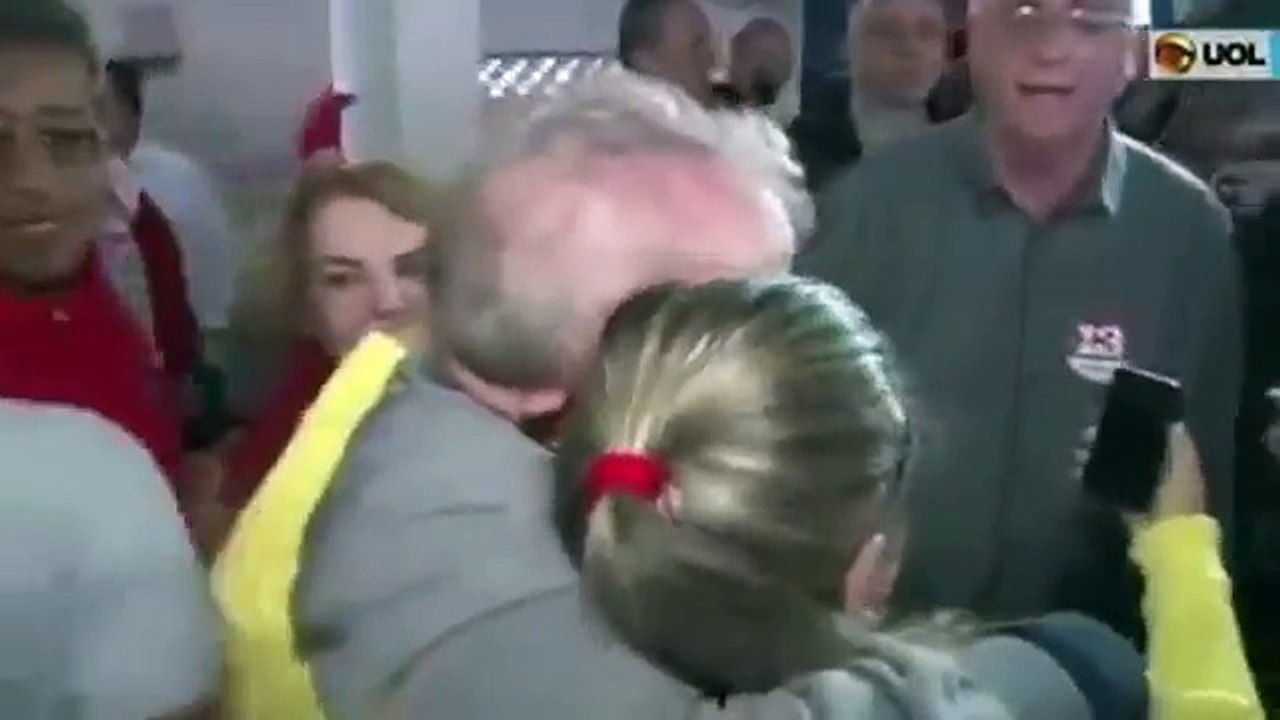 Lula é vaiado, humilhado e chamado de ladrão sem vergonha ao votar em sua cidade