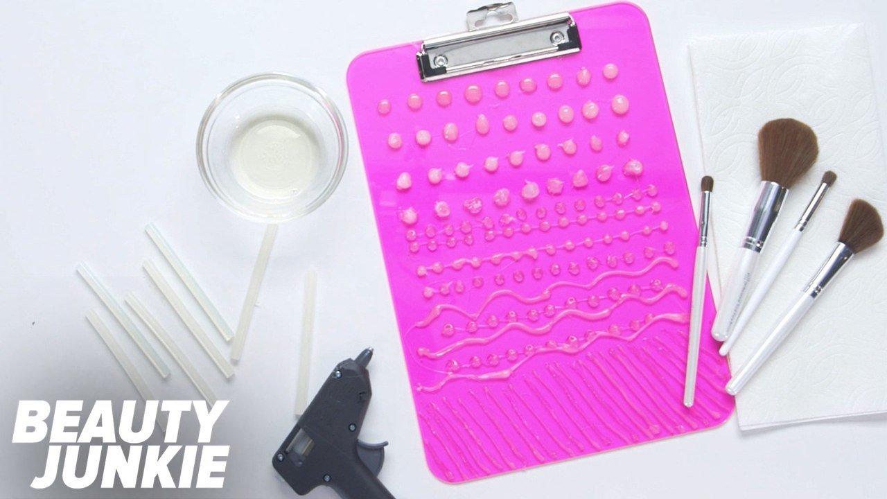 This Easy Hack For Cleaning Your Makeup Brushes Is a Game Changer